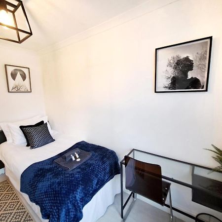 Spacious 3 Bed Apartment, En-Suites, Near Train Station! Watford  Exteriér fotografie