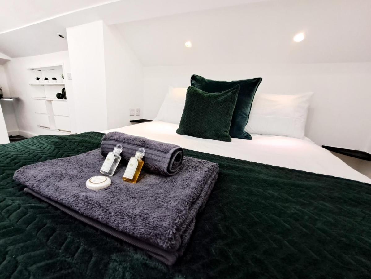 Spacious 3 Bed Apartment, En-Suites, Near Train Station! Watford  Exteriér fotografie