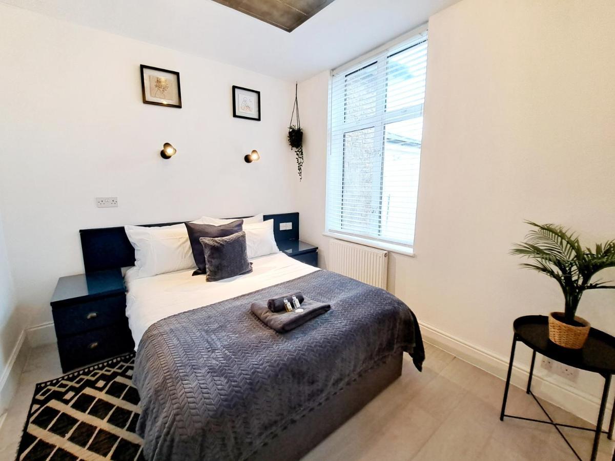 Spacious 3 Bed Apartment, En-Suites, Near Train Station! Watford  Exteriér fotografie