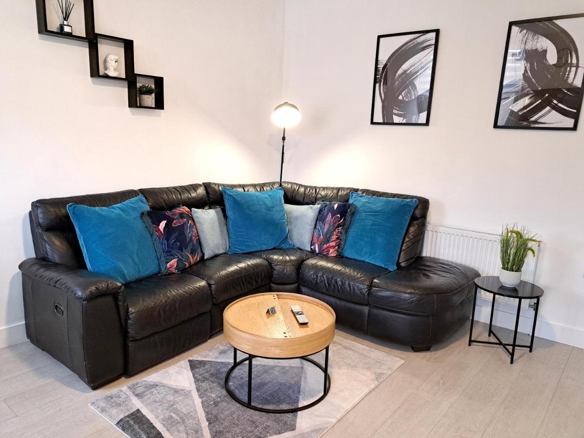 Spacious 3 Bed Apartment, En-Suites, Near Train Station! Watford  Exteriér fotografie