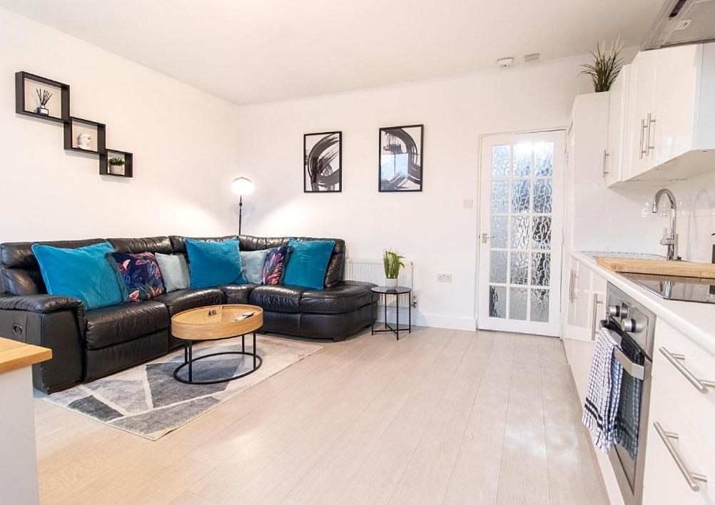 Spacious 3 Bed Apartment, En-Suites, Near Train Station! Watford  Exteriér fotografie