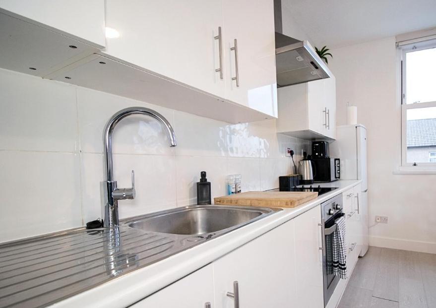 Spacious 3 Bed Apartment, En-Suites, Near Train Station! Watford  Exteriér fotografie