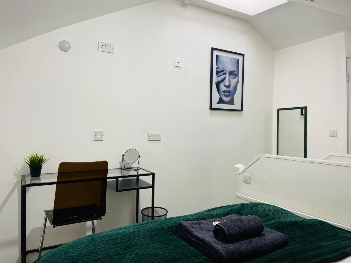 Spacious 3 Bed Apartment, En-Suites, Near Train Station! Watford  Exteriér fotografie