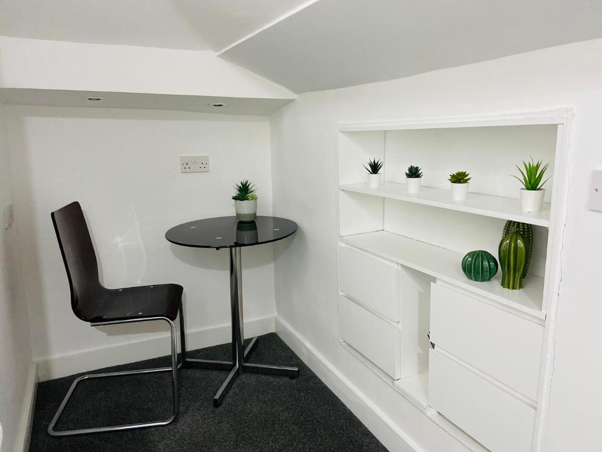 Spacious 3 Bed Apartment, En-Suites, Near Train Station! Watford  Exteriér fotografie